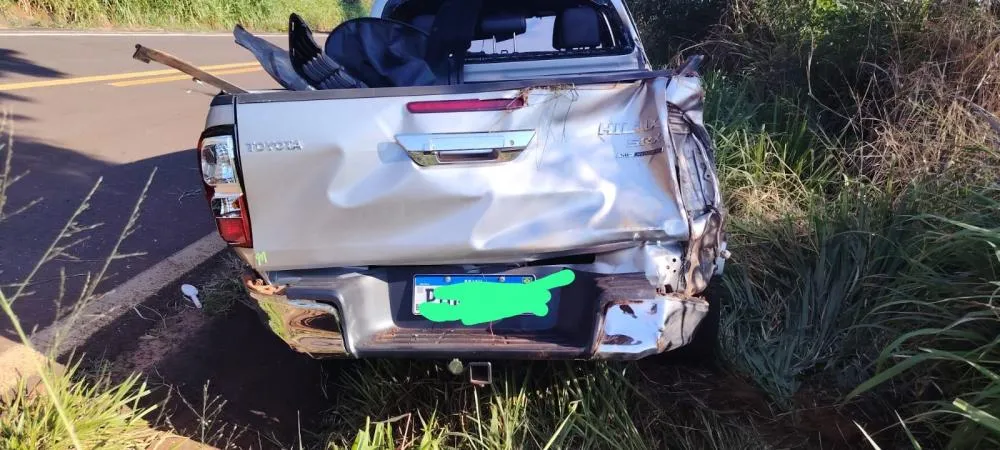 Hilux capota entre Altônia e São Jorge do Patrocínio e três pessoas ficam feridas 