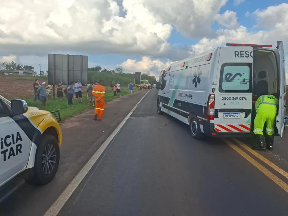 Carro bate na traseira de caminhão após ultrapassagem pelo acostamento na PR-323, em Tapejara