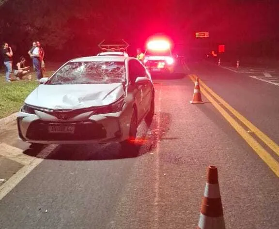 Duas pessoas ficam feridas em acidente entre carro e motocicleta na PR-323, em Perobal
