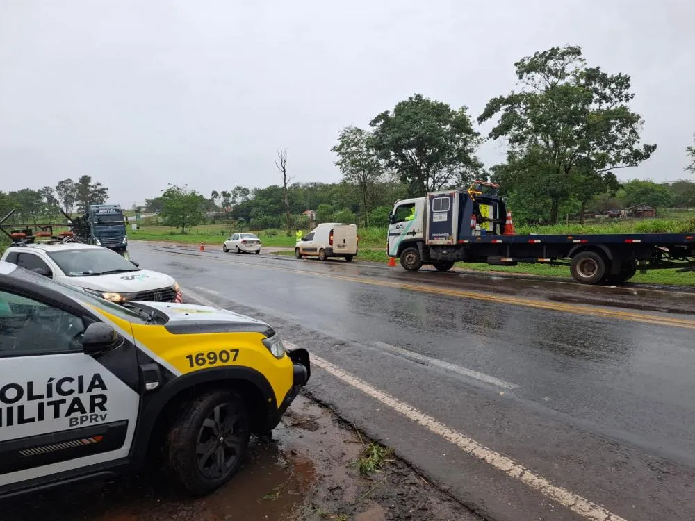 Duas pessoas ficam feridas em colisão traseira na PR-323, em Cruzeiro do Oeste