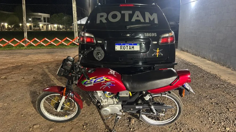 Jovem sem CNH empina moto, foge por calçadas e cai ao tentar escapar da PM em Umuarama