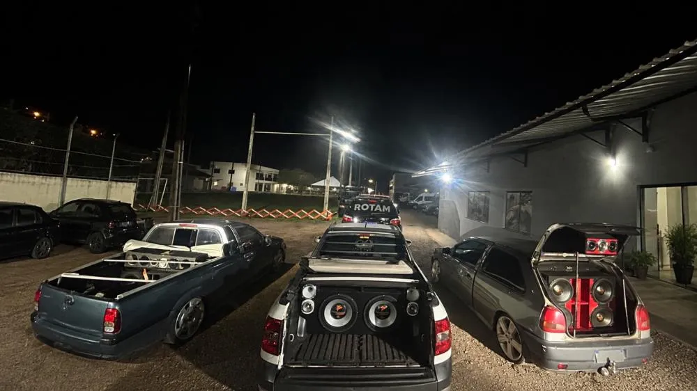 Dois motoristas sem CNH são flagrados com carros rebaixados e som alto em Umuarama